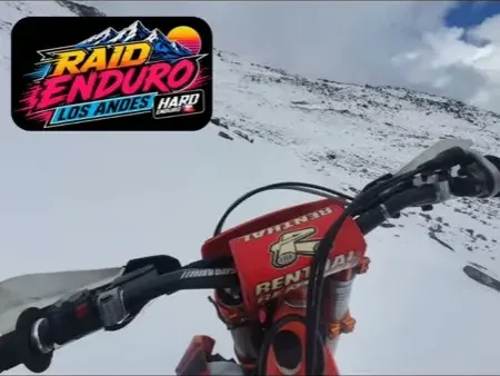 Moto de enduro detenida en un tramo con nieve en la alta montaña.