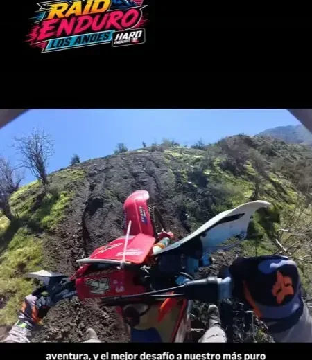 Subida empinada de pista trabada por la ladera del cerro.